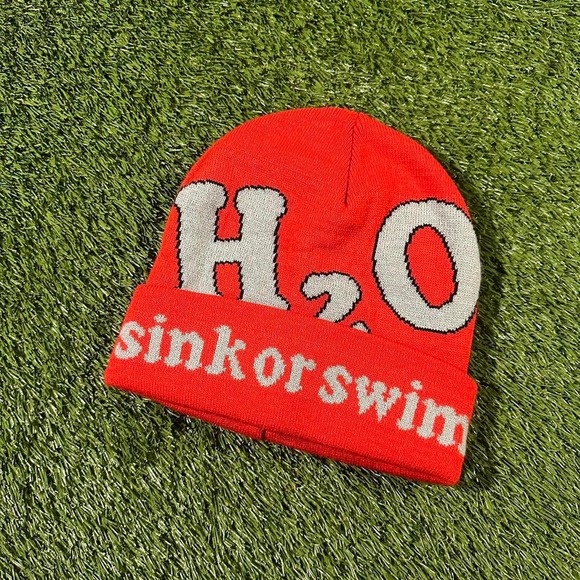 Y2K Red Beanie - Picture 1 of 1